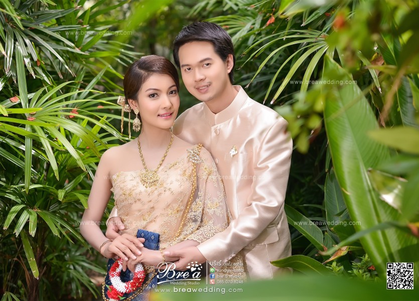 ถ่ายพรีเวดดิ้งชุดไทย ถ่ายรูปแต่งงานชุดไทย ถ่ายรูปพรีเวดดิ้งต้นไม้เยอะๆ