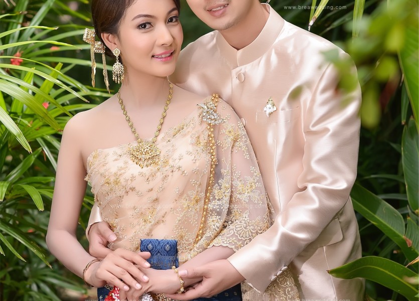 ถ่ายพรีเวดดิ้งชุดไทย ถ่ายรูปแต่งงานชุดไทย ถ่ายรูปพรีเวดดิ้งต้นไม้เยอะๆ