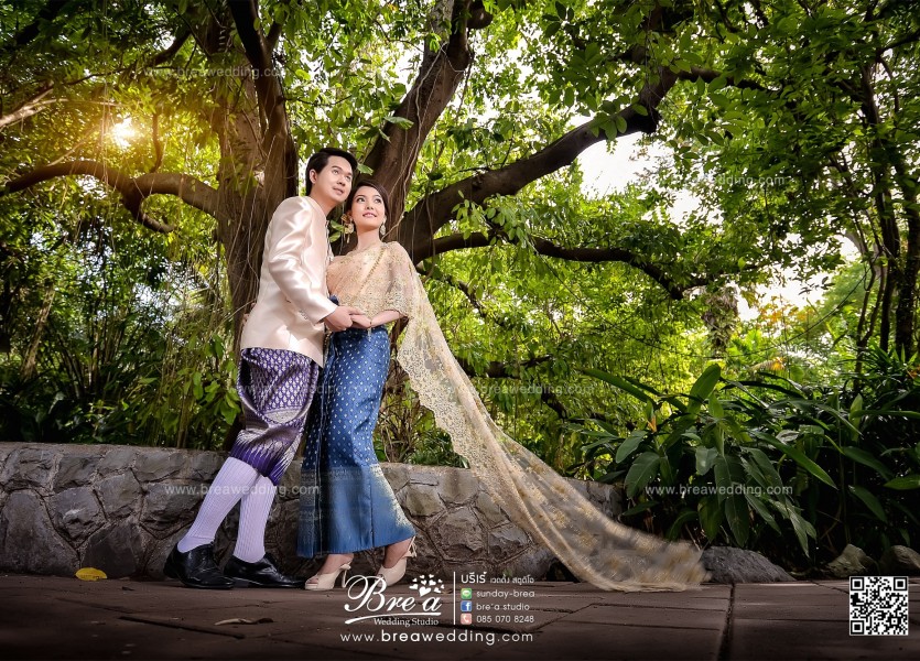 ถ่ายพรีเวดดิ้งชุดไทย ถ่ายรูปแต่งงานชุดไทย ถ่ายรูปพรีเวดดิ้งต้นไม้เยอะๆ