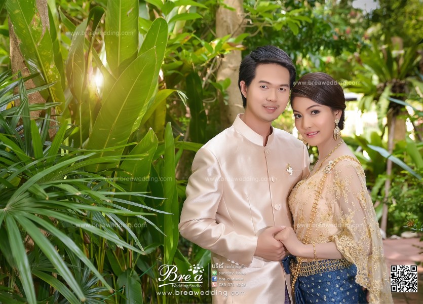 ถ่ายพรีเวดดิ้งชุดไทย ถ่ายรูปแต่งงานชุดไทย ถ่ายรูปพรีเวดดิ้งต้นไม้เยอะๆ