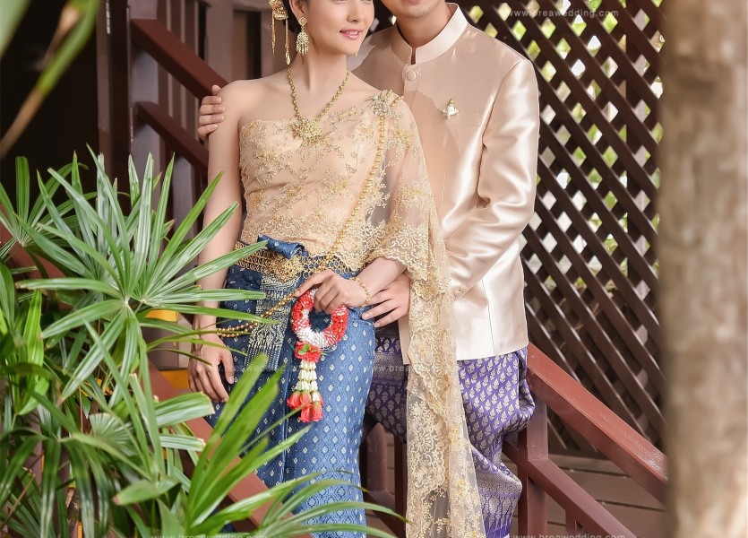 ถ่ายพรีเวดดิ้งชุดไทย ถ่ายรูปแต่งงานชุดไทย ถ่ายรูปพรีเวดดิ้งต้นไม้เยอะๆ
