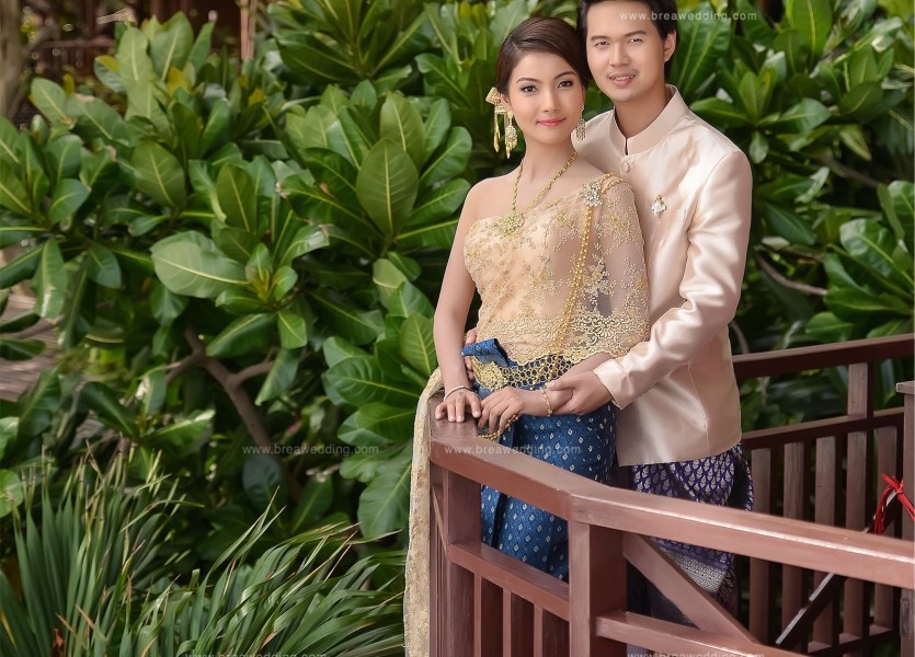 ถ่ายพรีเวดดิ้งชุดไทย ถ่ายรูปแต่งงานชุดไทย ถ่ายรูปพรีเวดดิ้งต้นไม้เยอะๆ