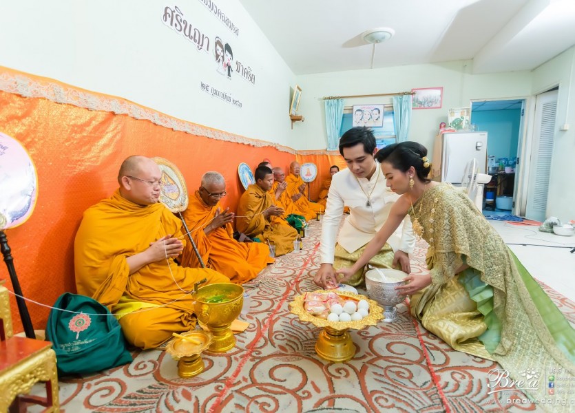 จัดงานแต่งงานที่บ้าน 017 ชุดแต่งงาน