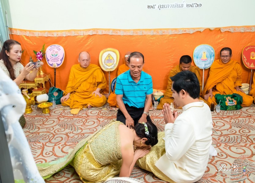 จัดงานแต่งงานที่บ้าน 021 ชุดแต่งงาน