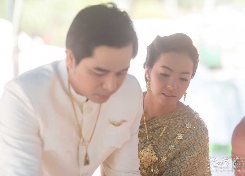 จัดงานแต่งงานที่บ้าน 024 ชุดแต่งงาน