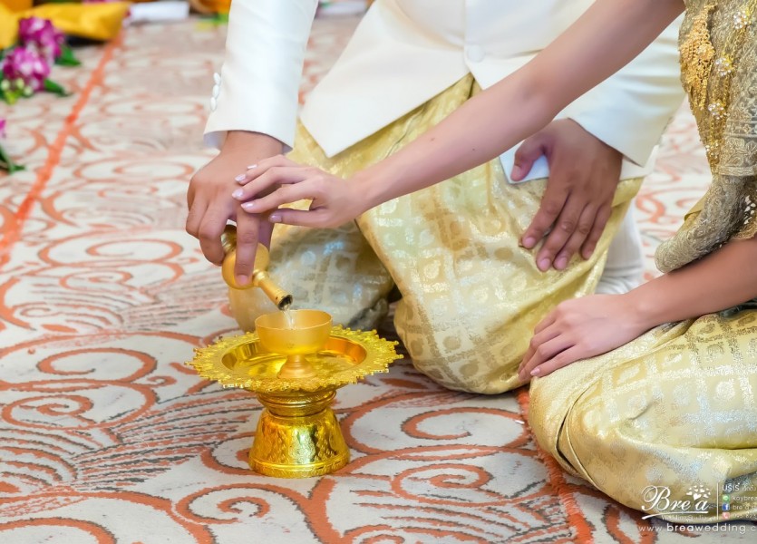 จัดงานแต่งงานที่บ้าน 030 ชุดแต่งงาน