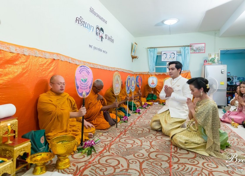 จัดงานแต่งงานที่บ้าน 033 ชุดแต่งงาน