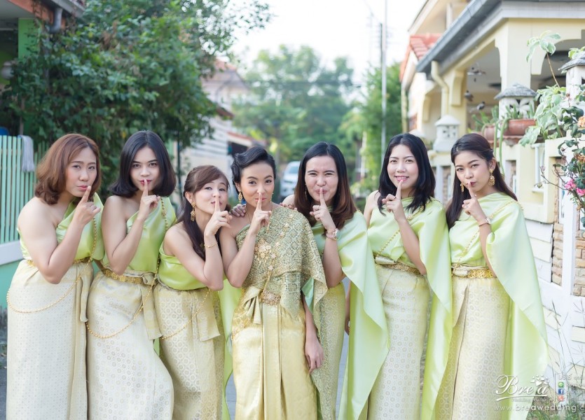 จัดงานแต่งงานที่บ้าน 042 ชุดแต่งงาน