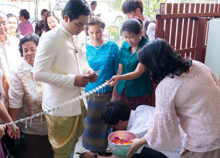 จัดงานแต่งงานที่บ้าน 068 ชุดแต่งงาน