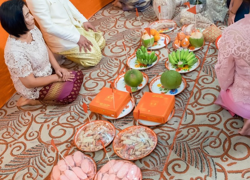 จัดงานแต่งงานที่บ้าน 073 ชุดแต่งงาน