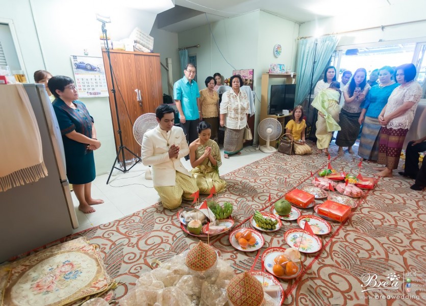 จัดงานแต่งงานที่บ้าน 081 ชุดแต่งงาน