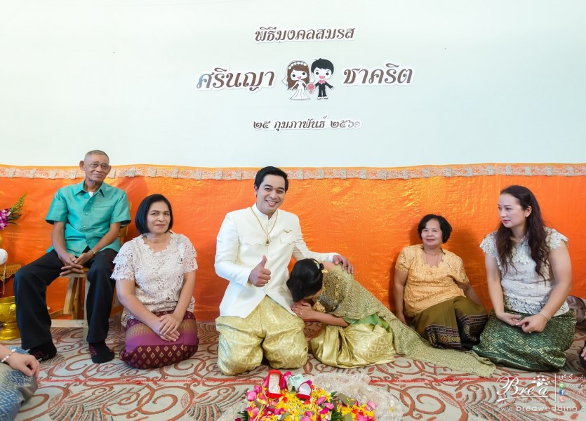 จัดงานแต่งงานที่บ้าน 090 ชุดแต่งงาน