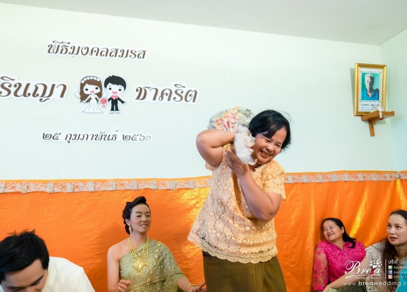 จัดงานแต่งงานที่บ้าน 097 ชุดแต่งงาน