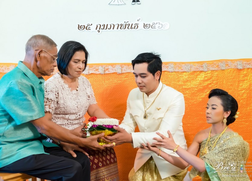 จัดงานแต่งงานที่บ้าน 099 ชุดแต่งงาน