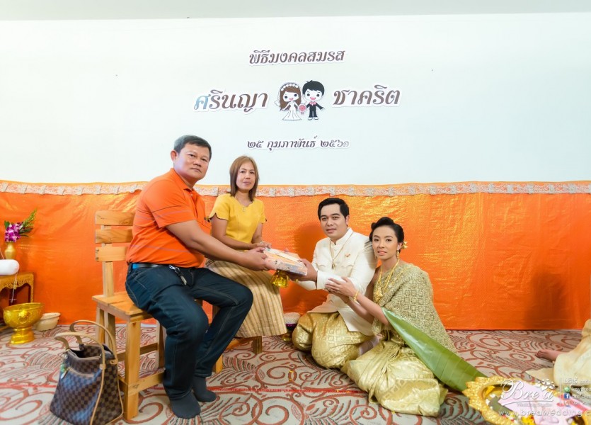 จัดงานแต่งงานที่บ้าน 102 ชุดแต่งงาน