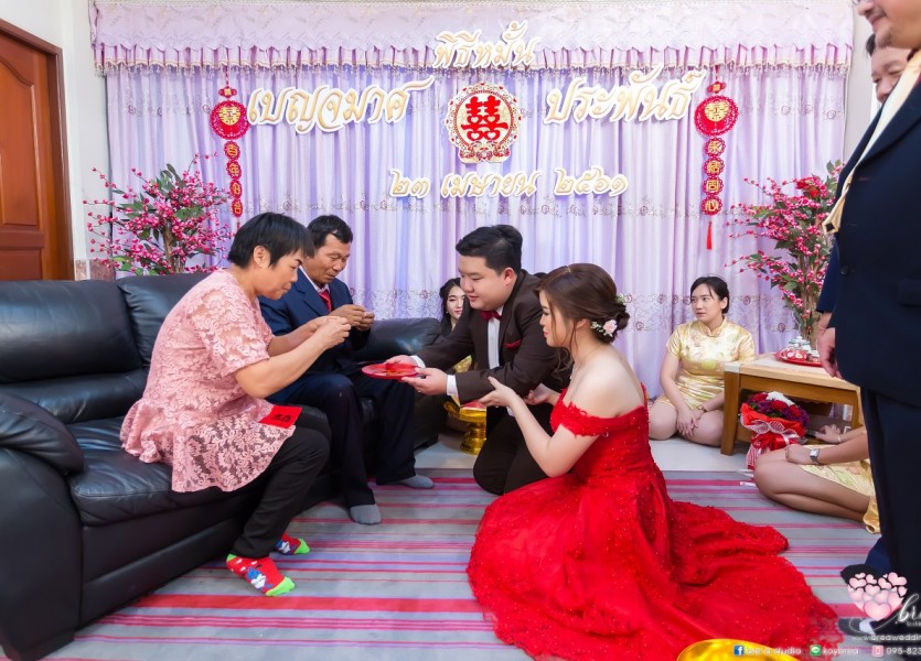 ชุดยกน้ำชา งานหมั้น ชุดแดง082 แต่งงานแบบจีน